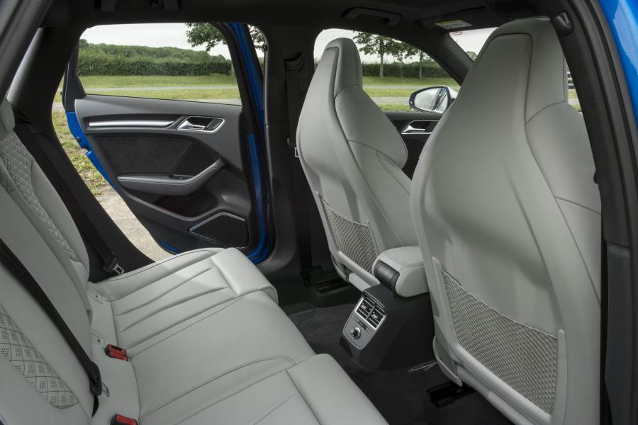 Интерьер Audi RS3 Sportback (8V) 2017 года  (UK) (фото 9 из 14)